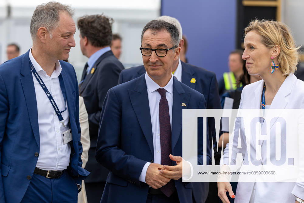 Trade Visitor Day at ILA Berlin 2026, Berlin, 12 06 2026 Minister President of Baden Württemberg Cem Özdemir center in conversation with Mario Tobias, CEO Messe Berlin left , and Marie Christine von Hahn, Managing Director and Member of the Presidium of the BDLI Bundesverband der Deutschen Luft und Raumfahrtindustrie e V right Schöneberg B 20260612-1V9A3102-M4000