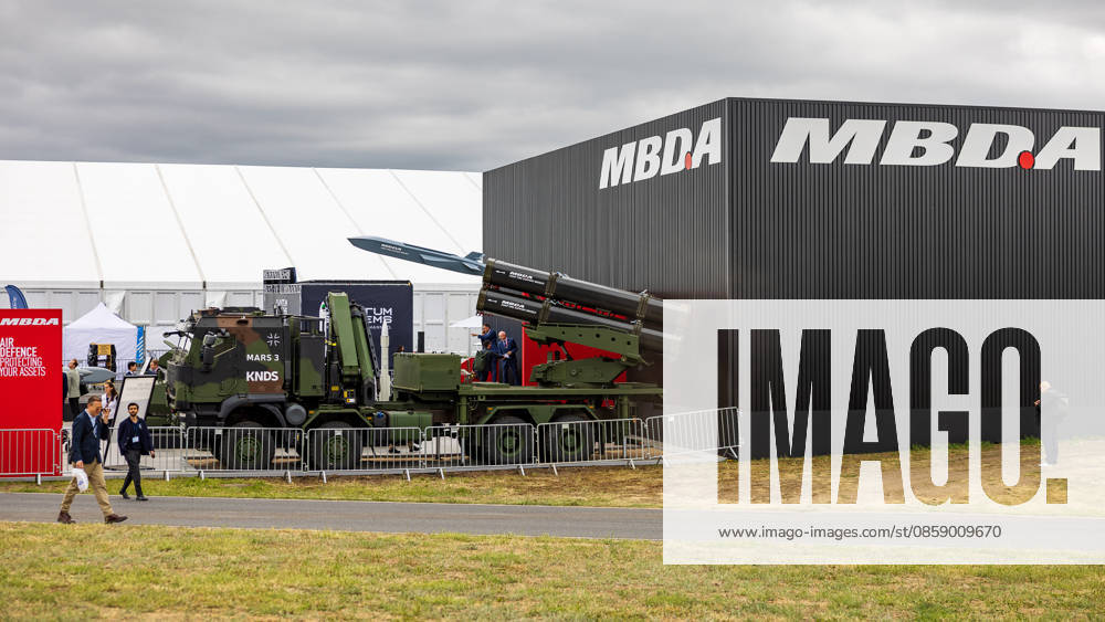 Trade visitor day at ILA Berlin 2026, Berlin, 12 06 2026 A multiple rocket launcher MARS 3 from KNDS is presented at the outdoor area of the armaments fair In the background you can see the trade fair appearance of the armaments group MBDA, which is exhibiting guided missiles and air defense systems Schöneberg Berlin ExpoCenter Airport Brandenburg Germany 20260612-286A0031-M4000