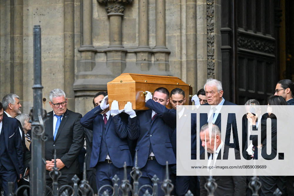 Sortie du cercueil aux obèques de B Chirac en la basilique Sainte Clotilde à Paris 7ème le 12 juin 2026 The former first lady of France died on June 5, 2026 at the age of 93 Jacovides Liewig Bestimage The funeral of B Chirac in the Sainte Clotilde Basilica in Paris 7th arrondissement on June 12, 2026 The former first lady of France died on June 5, 2026 at the age of 93 Paris France