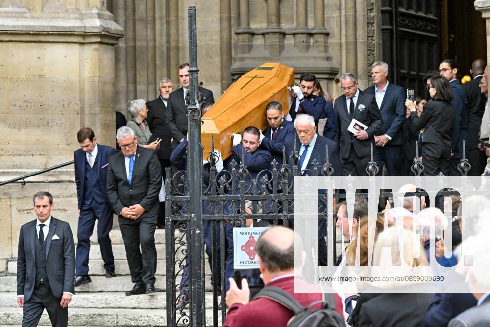 Sortie du cercueil aux obèques de B Chirac en la basilique Sainte Clotilde à Paris 7ème le 12 juin 2026 The former first lady of France died on June 5, 2026 at the age of 93 Jacovides Liewig Bestimage The funeral of B Chirac in the Sainte Clotilde Basilica in Paris 7th arrondissement on June 12, 2026 The former first lady of France died on June 5, 2026 at the age of 93 Paris France