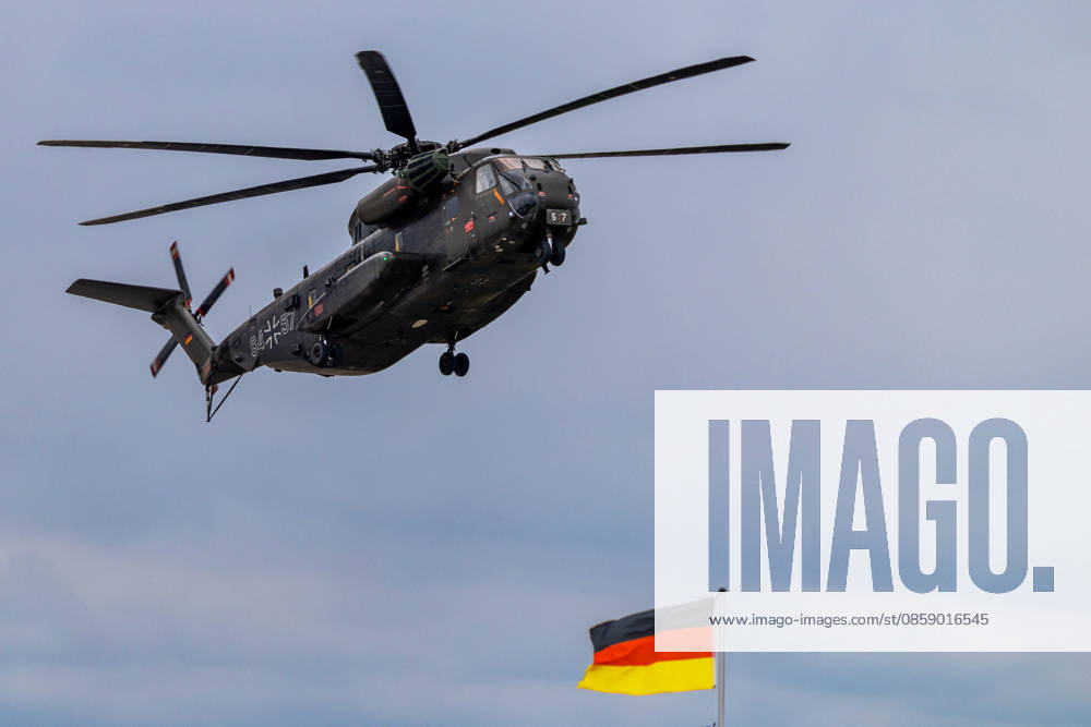Trade visitor day at ILA Berlin 2026, Berlin, 12 06 2026 A Sikorsky CH 53 of the German Armed Forces registration number 84 57 flying low A German flag can be seen in the background Schöneberg Berlin ExpoCenter Airport Brandenburg Germany 20260612-1V9A1586-M4000