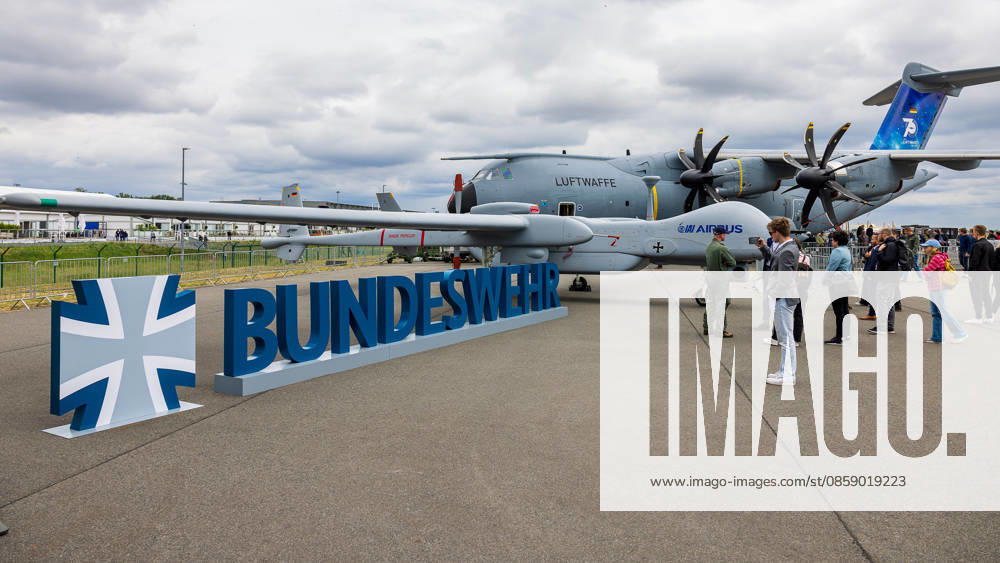 Trade visitor day at ILA Berlin 2026, Berlin, 12 06 2026 Bundeswehr stand at ILA Berlin 2026 In the foreground the striking Bundeswehr logo, behind it an Airbus A400M from the German Air Force and an unmanned drone from IAI Airbus Visitors view the exhibits at the Freigelaende Schöneberg Berlin ExpoCenter Airport Brandenburg Germany 20260612-286A9722-M4000