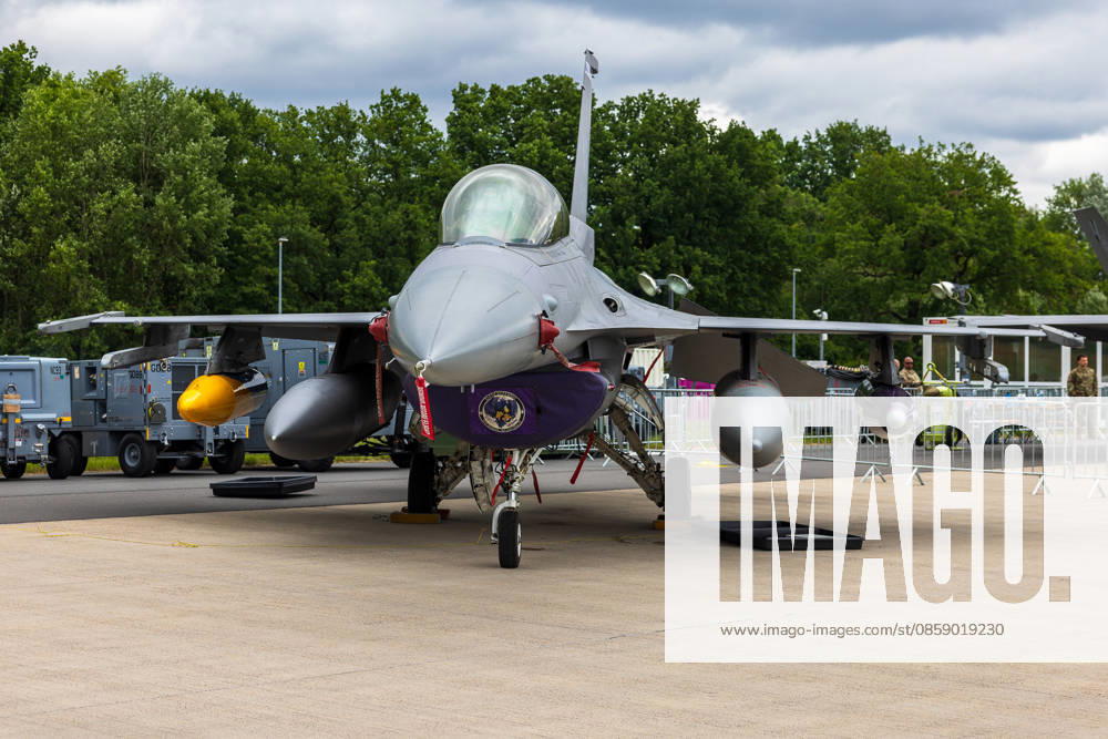 Trade visitor day at ILA Berlin 2026, Berlin, 12 06 2026 An F 16 Fighting Falcon stands on the apron of an aviation exhibition The fighter jet is equipped with external loads and a squadron emblem is attached to the fuselage Schöneberg Berlin ExpoCenter Airport Brandenburg Germany 20260612-286A9762-M4000