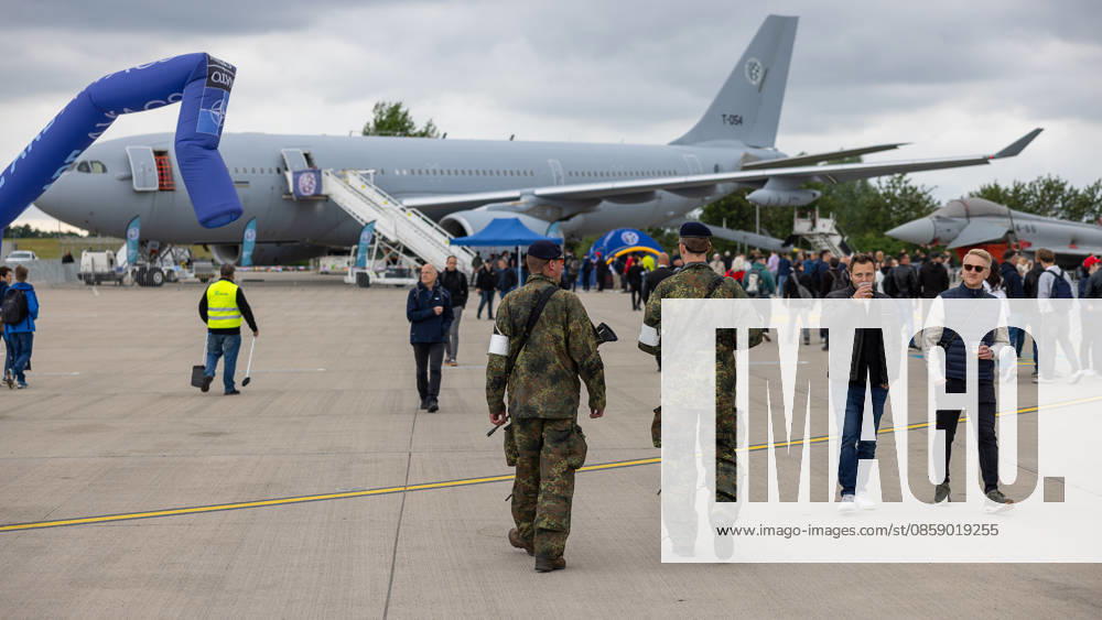 Trade visitor day at ILA Berlin 2026, Berlin, 12 06 2026 Two Bundeswehr soldiers in camouflage uniform patrol the exhibition grounds of ILA Berlin 2026 In the background is a gray Airbus A330 MRTT with NATO identification T 054, next to it a fighter jet Visitors and trade visitors view the exhibits in overcast weather Schöneberg Be 20260612-286A9775-M4000