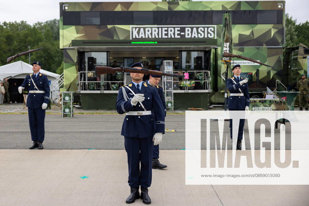 Trade Visitor Day at ILA Berlin 2026, Berlin, 12 06 2026 Soldiers of the Bundeswehr Guard Battalion in Air Force uniform show a rifle demonstration in front of the career base of the Bundeswehr Career Center The demonstration will take place as part of the Trade Visitor Day at ILA Berlin 2026 Schöneberg Berlin ExpoCenter Airport Brandenburg Germany 20260612-286A9889-M4000