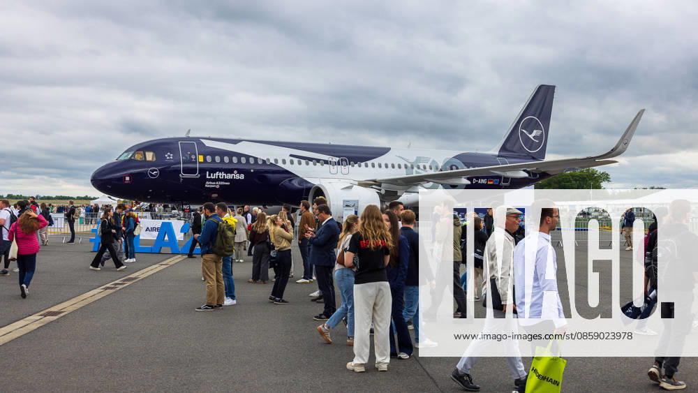 Trade visitor day at ILA Berlin 2026, Berlin, 12 06 2026 A Lufthansa D AING Airbus A320neo in a special livery to mark the airlines 100th anniversary is on display on the apron Numerous visitors view the aircraft in cloudy weather Schöneberg Berlin ExpoCenter Airport Brandenburg Germany 20260612-286A9992-M4000