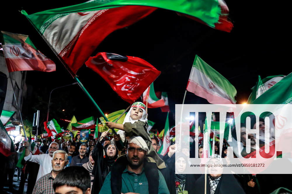A child sitting on a man s shoulders waves a flag among pro-government supporters during a state-organized rally in Iran. Iran s foreign ministry said the United States had damaged international diplomatic efforts to end the war after further U.S. strikes on targets in southern Iran, while U.S. President Donald Trump said a deal with Iran could be signed and that the strategic Strait of Hormuz would be open to all immediately afterwards. Iran s Fars news agency, citing a well-informed source close to the Iranian negotiating team, reported that Tehran had not yet made or announced a final decision on any deal. Tehran Iran - ZUMAi98_ 20260615_zih_i98_021