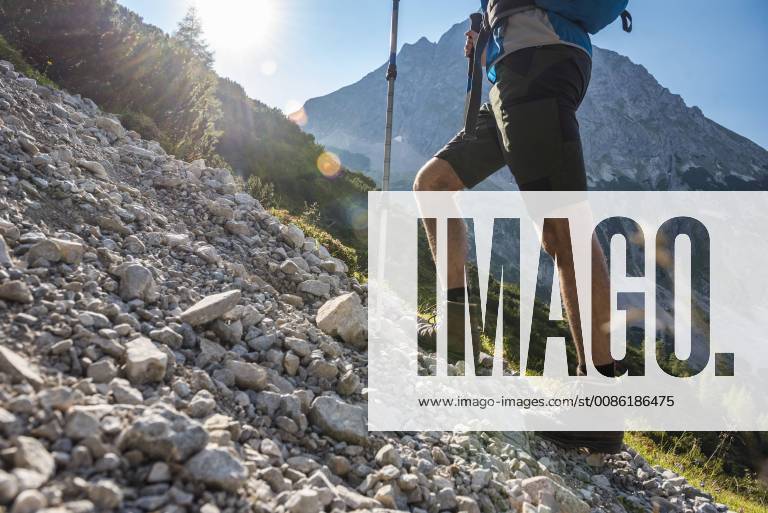 Austria, Tyrol, Young man hiking in the mountains model released Symbolfoto DIGF04770