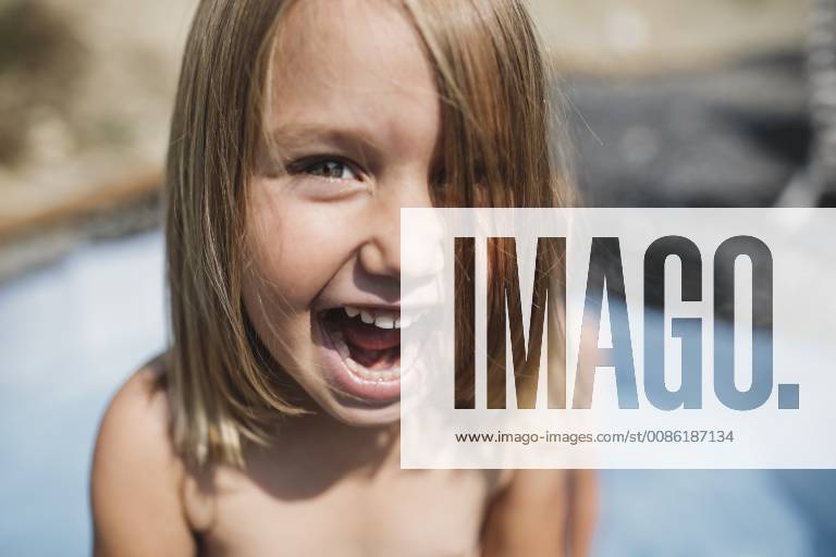 Portrait of screaming little girl having fun in pool model released Symbolfoto KMKF00445