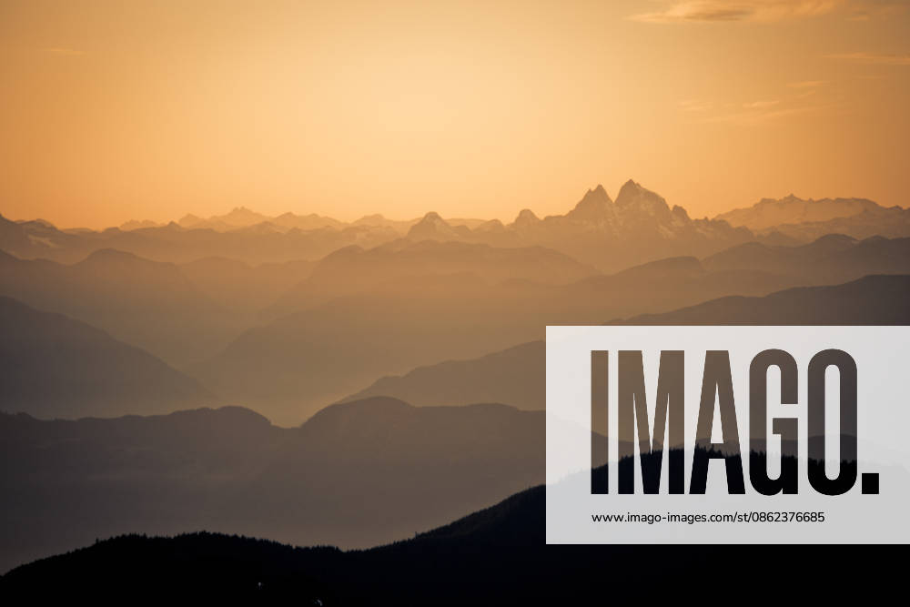 Golden light over layered mountain silhouettes Chilliwack, British Columbia, Canada CR_JDIP260721-2076029-01 ,model released, Symbolfoto ,property released