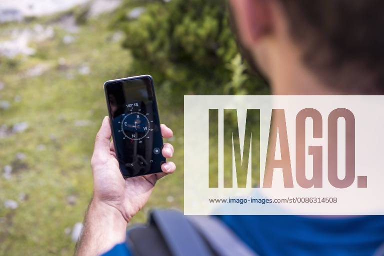 Austria, Tyrol, Hiker using compass app at Lake Seebensee model released Symbolfoto DIGF04756