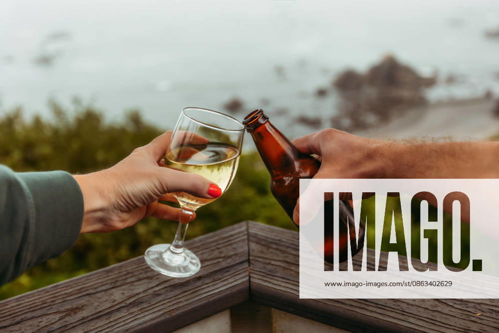 Couple toasting wine and beer by the ocean Klamath, California, United States R_KRRY260715-2076568-01 ,model released, Symbolfoto ,property released