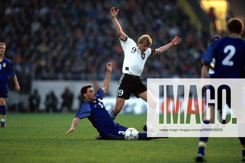 Bremen - WM Qualifikation 1997 - Deutschland vs Ukraine 2:0 - Jürgen Klinsmann (GER) gegen Serhij Beschenar (UKR) Herren Nationalteam Länderspiel WM Quali 1997