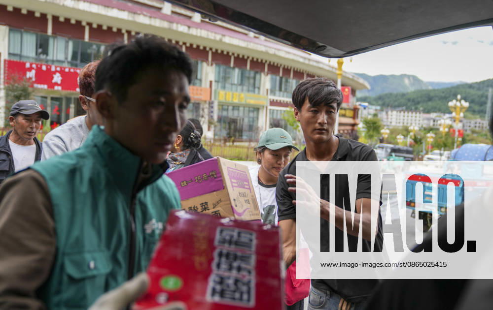 (260827) -- XIGAZE, Aug. 27, 2026 -- People unload instant noodles from a vehicle in Gyirong Town of Gyirong County, Xigaze City, southwest China s Xizang Autonomous Region, Aug. 27, 2026. Six vehicles loaded with relief supplies, including instant noodles, rice, flour, mineral water and other daily necessities, arrived in Gyirong Town on Thursday afternoon. ) (SpotNews) CHINA-XIZANG-XIGAZE-MUDSLIDE-RELIEF SUPPLIES (CN) JigmexDorje