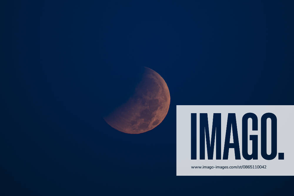 Partial lunar eclipse observed in Ankara ANKARA, TURKIYE - AUGUST 28: A partial lunar eclipse, caused by the Moon passing through Earth s shadow, is observed in Ankara, the capital of Turkiye, on August 28, 2026. Fatih Kurt Anadolu Ankara Turkey. Editorial use only. Please get in touch for any other usage.