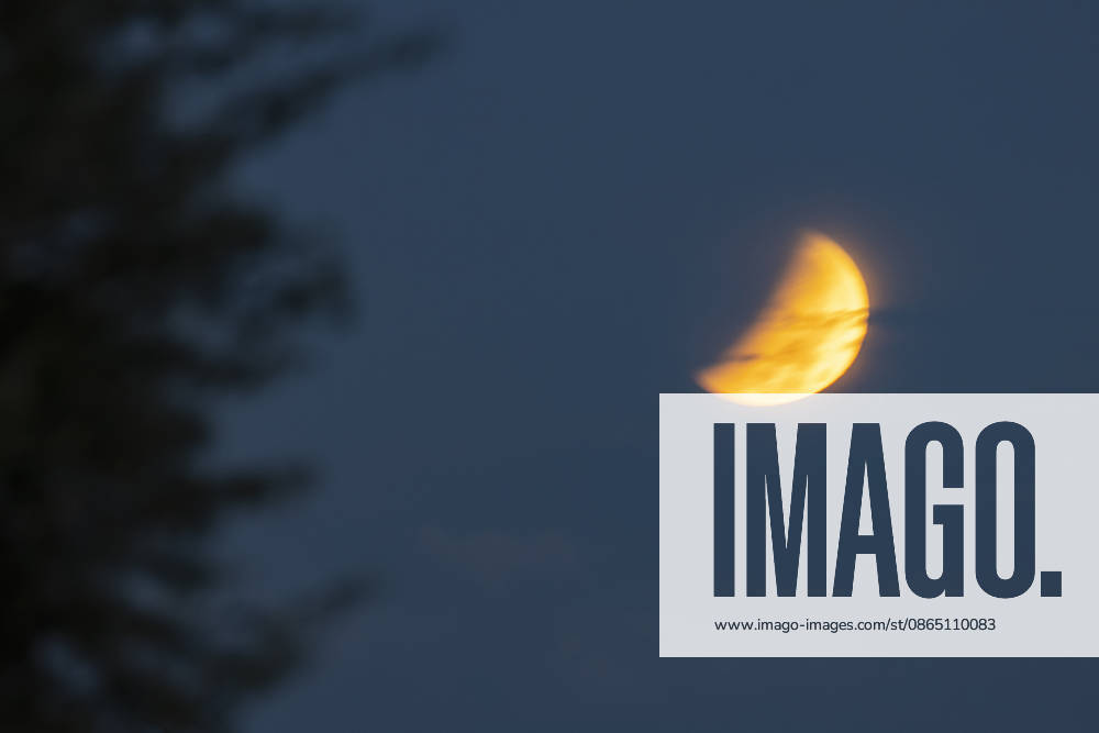 Partial lunar eclipse observed in Istanbul ISTANBUL, TURKIYE - AUGUST 28: A partial lunar eclipse, which occurs when part of the Moon passes through Earth s shadow, is seen over Istanbul, Turkiye, on August 28, 2026. Isa Terli Anadolu Istanbul Turkey. Editorial use only. Please get in touch for any other usage.