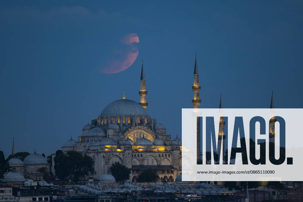 Partial lunar eclipse observed in Istanbul ISTANBUL, TURKIYE - AUGUST 28: A partial lunar eclipse, which occurs when part of the Moon passes through Earth s shadow, is seen with the Suleymaniye Mosque in Istanbul, Turkiye, on August 28, 2026. Isa Terli Anadolu Istanbul Turkey. Editorial use only. Please get in touch for any other usage.