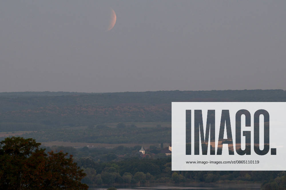 Partial lunar eclipse observed from Northern Hungary ZSUJTA, HUNGARY - AUGUST 28: A partial lunar eclipse, caused by the Moon passing through Earth s shadow, is observed above a tiny village of Zsujta, Hungary, on August 28, 2026. Robert Nemeti Anadolu Zsujta Hungary. Editorial use only. Please get in touch for any other usage.