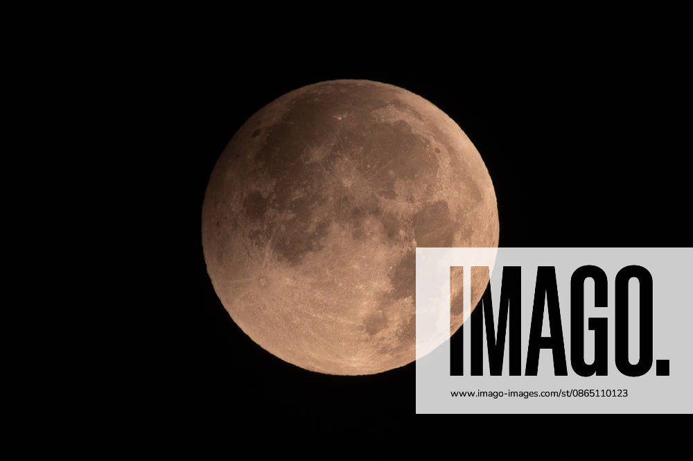 Partial lunar eclipse observed from Northern Hungary ZSUJTA, HUNGARY - AUGUST 28: A partial lunar eclipse, caused by the Moon passing through Earth s shadow, is observed near Zsujta, Hungary, on August 28, 2026. Robert Nemeti Anadolu Zsujta Hungary. Editorial use only. Please get in touch for any other usage.