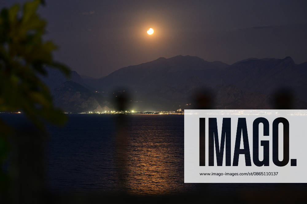 Partial lunar eclipse observed in Antalya ANTALYA, TURKIYE - AUGUST 28: A partial lunar eclipse, which occurs when part of the Moon passes through Earth s shadow, is observed in Antalya, Turkiye, on August 28, 2026. Orhan Cicek Anadolu Antalya Turkey. Editorial use only. Please get in touch for any other usage.