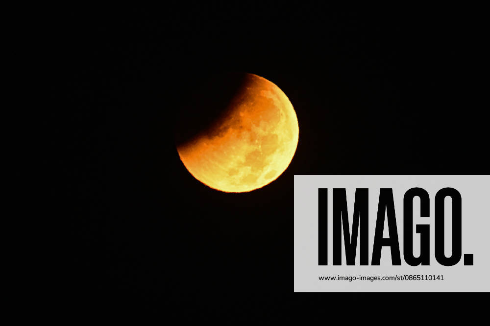 Partial lunar eclipse observed in Antalya ANTALYA, TURKIYE - AUGUST 28: A partial lunar eclipse, which occurs when part of the Moon passes through Earth s shadow, is observed in Antalya, Turkiye, on August 28, 2026. Orhan Cicek Anadolu Antalya Turkey. Editorial use only. Please get in touch for any other usage.