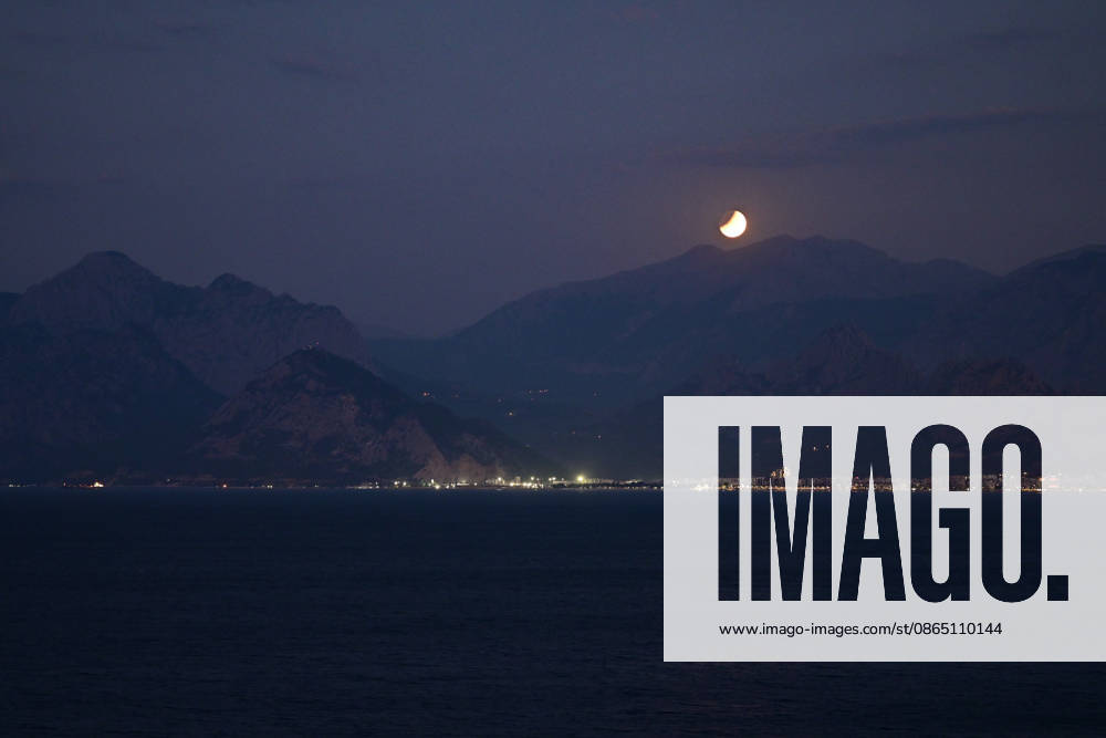Partial lunar eclipse observed in Antalya ANTALYA, TURKIYE - AUGUST 28: A partial lunar eclipse, which occurs when part of the Moon passes through Earth s shadow, is observed in Antalya, Turkiye, on August 28, 2026. Orhan Cicek Anadolu Antalya Turkey. Editorial use only. Please get in touch for any other usage.