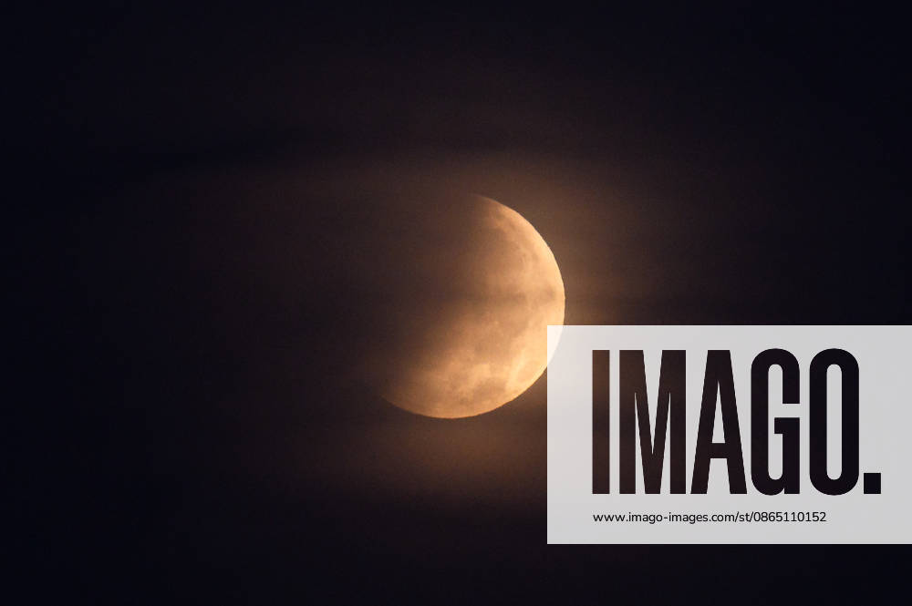 Partial lunar eclipse observed from Northern Hungary ZSUJTA, HUNGARY - AUGUST 28: A partial lunar eclipse, caused by the Moon passing through Earth s shadow, is observed near Zsujta, Hungary, on August 28, 2026. Robert Nemeti Anadolu Zsujta Hungary. Editorial use only. Please get in touch for any other usage.