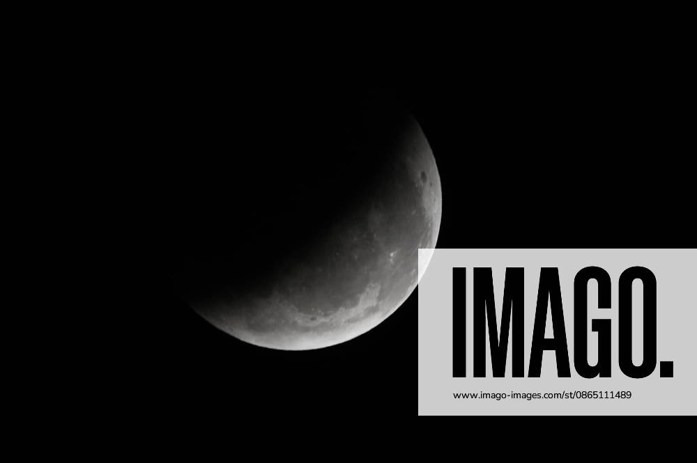 CAXIAS DO SUL, RS - 28.08.2026: ECLIPSE LUNAR CAXIAS DO SUL - Images of the deep partial lunar eclipse that will occur between the night of August 27th and the early morning of August 28th, 2026, visible throughout Brazil. Main Times (Brasilia Time): 10:24 PM (08 27): Beginning of the penumbral phase; 11:34 PM (08 27): Beginning of the partial eclipse; 1:13 AM (08 28): Peak of the eclipse (with approximately 96% of the Moon covered by the Earth& 39;s shadow); 2:52 AM (08 28): End of the partial phase; 4:02 AM (08 28): End of the penumbral eclipse. Caxias do Sul, RS (27 28). x3005951x Antà nioxMachado