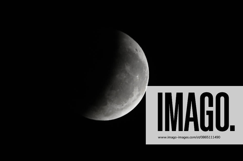 CAXIAS DO SUL, RS - 28.08.2026: ECLIPSE LUNAR CAXIAS DO SUL - Images of the deep partial lunar eclipse that will occur between the night of August 27th and the early morning of August 28th, 2026, visible throughout Brazil. Main Times (Brasilia Time): 10:24 PM (08 27): Beginning of the penumbral phase; 11:34 PM (08 27): Beginning of the partial eclipse; 1:13 AM (08 28): Peak of the eclipse (with approximately 96% of the Moon covered by the Earth& 39;s shadow); 2:52 AM (08 28): End of the partial phase; 4:02 AM (08 28): End of the penumbral eclipse. Caxias do Sul, RS (27 28). x3005952x Antà nioxMachado