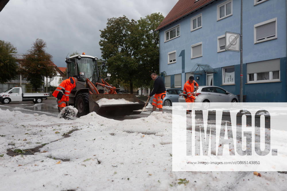 Severe Storm in Baden-Württemberg: A violent storm is sweeping across large parts of Baden-Württemberg. Dark thunderclouds, heavy rain, frequent lightning, and, in some places, strong gusts of wind characterize the weather conditions. Locally, the thunderstorms may be particularly intense. Sonnenbühl, Baden-Württemberg, Germany. Sonnenbühl