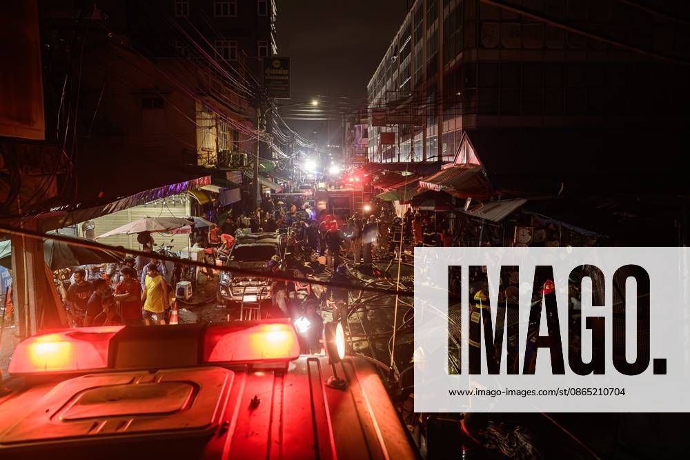 Firefighters battle blaze at major electronics market in Bangkok BANGKOK, THAILAND, AUGUST 28, 2026: Firefighters respond to a fire at Khlong Thom Centre, a major electronics and technology market with more than 500 shops, on Worachak Road in Bangkoks Pom Prap Sattru Phai district. The fire was reported at approximately 8:42 p.m. and spread across the ground floor and to a mezzanine level, prompting firefighters from multiple stations to respond. Bangkok Thailand