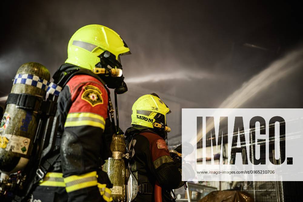 Firefighters battle blaze at major electronics market in Bangkok BANGKOK, THAILAND, AUGUST 28, 2026: Firefighters respond to a fire at Khlong Thom Centre, a major electronics and technology market with more than 500 shops, on Worachak Road in Bangkoks Pom Prap Sattru Phai district. The fire was reported at approximately 8:42 p.m. and spread across the ground floor and to a mezzanine level, prompting firefighters from multiple stations to respond. Bangkok Thailand