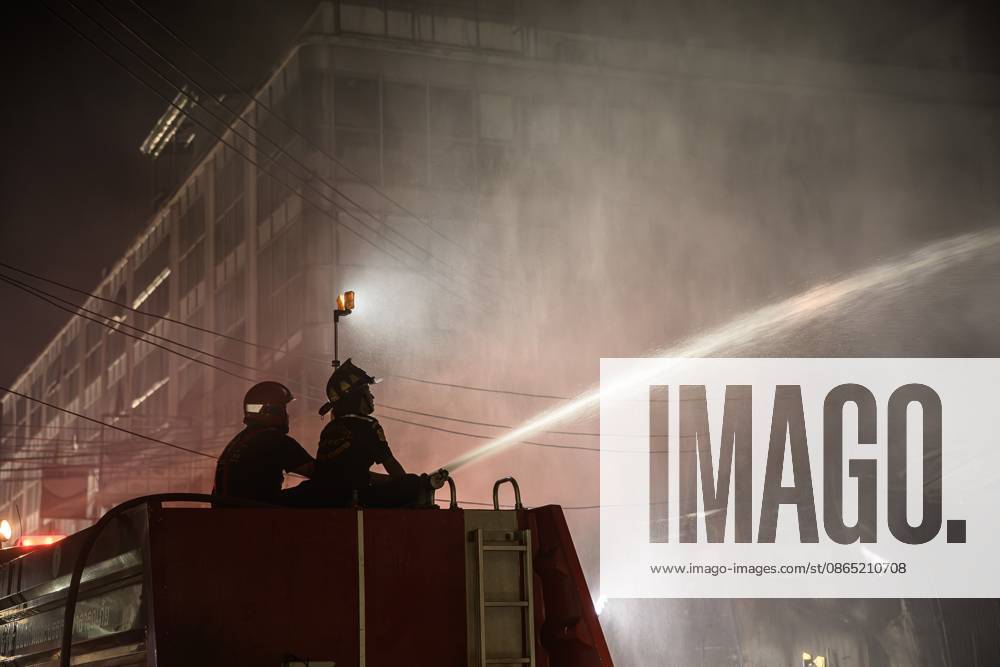 Firefighters battle blaze at major electronics market in Bangkok BANGKOK, THAILAND, AUGUST 28, 2026: Firefighters respond to a fire at Khlong Thom Centre, a major electronics and technology market with more than 500 shops, on Worachak Road in Bangkoks Pom Prap Sattru Phai district. The fire was reported at approximately 8:42 p.m. and spread across the ground floor and to a mezzanine level, prompting firefighters from multiple stations to respond. Bangkok Thailand
