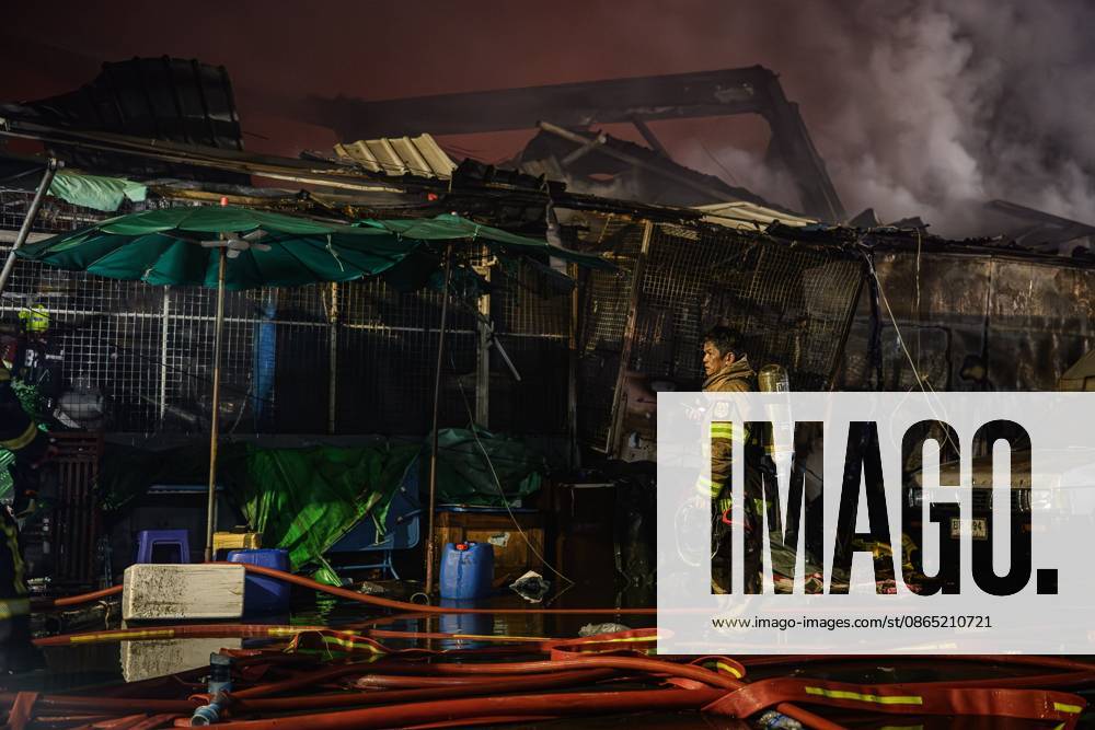 Firefighters battle blaze at major electronics market in Bangkok BANGKOK, THAILAND, AUGUST 28, 2026: Firefighters respond to a fire at Khlong Thom Centre, a major electronics and technology market with more than 500 shops, on Worachak Road in Bangkoks Pom Prap Sattru Phai district. The fire was reported at approximately 8:42 p.m. and spread across the ground floor and to a mezzanine level, prompting firefighters from multiple stations to respond. Bangkok Thailand