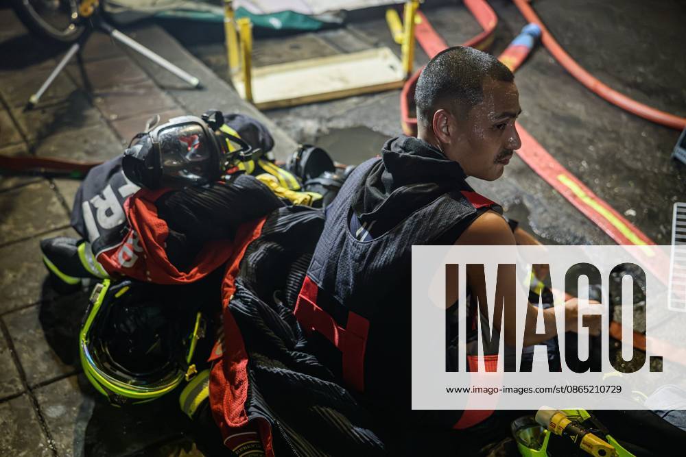 Firefighters battle blaze at major electronics market in Bangkok BANGKOK, THAILAND, AUGUST 28, 2026: Firefighters respond to a fire at Khlong Thom Centre, a major electronics and technology market with more than 500 shops, on Worachak Road in Bangkoks Pom Prap Sattru Phai district. The fire was reported at approximately 8:42 p.m. and spread across the ground floor and to a mezzanine level, prompting firefighters from multiple stations to respond. Bangkok Thailand