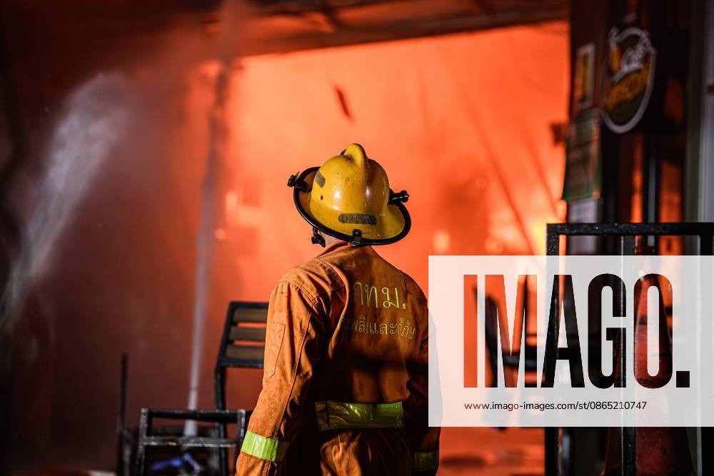 Firefighters battle blaze at major electronics market in Bangkok BANGKOK, THAILAND, AUGUST 28, 2026: Firefighters respond to a fire at Khlong Thom Centre, a major electronics and technology market with more than 500 shops, on Worachak Road in Bangkoks Pom Prap Sattru Phai district. The fire was reported at approximately 8:42 p.m. and spread across the ground floor and to a mezzanine level, prompting firefighters from multiple stations to respond. Bangkok Thailand