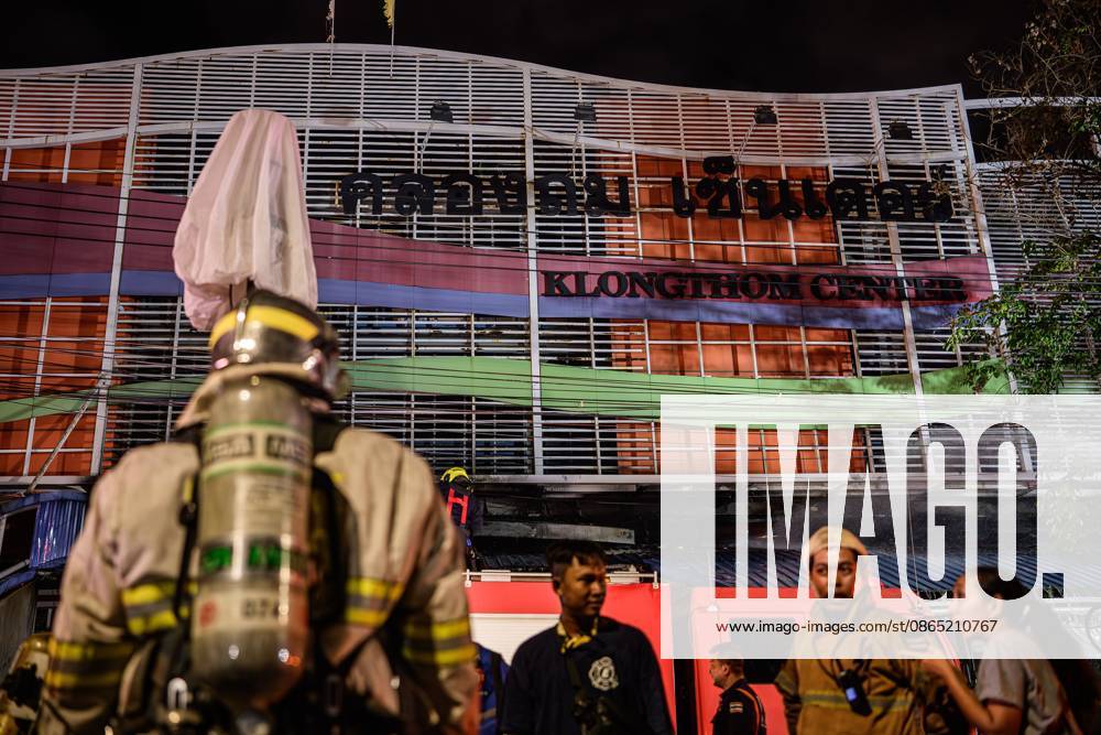 Firefighters battle blaze at major electronics market in Bangkok BANGKOK, THAILAND, AUGUST 28, 2026: Firefighters respond to a fire at Khlong Thom Centre, a major electronics and technology market with more than 500 shops, on Worachak Road in Bangkoks Pom Prap Sattru Phai district. The fire was reported at approximately 8:42 p.m. and spread across the ground floor and to a mezzanine level, prompting firefighters from multiple stations to respond. Bangkok Thailand