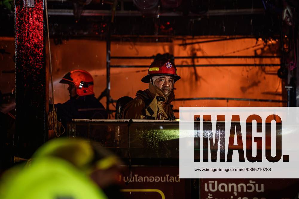 Firefighters battle blaze at major electronics market in Bangkok BANGKOK, THAILAND, AUGUST 28, 2026: Firefighters respond to a fire at Khlong Thom Centre, a major electronics and technology market with more than 500 shops, on Worachak Road in Bangkoks Pom Prap Sattru Phai district. The fire was reported at approximately 8:42 p.m. and spread across the ground floor and to a mezzanine level, prompting firefighters from multiple stations to respond. Bangkok Thailand