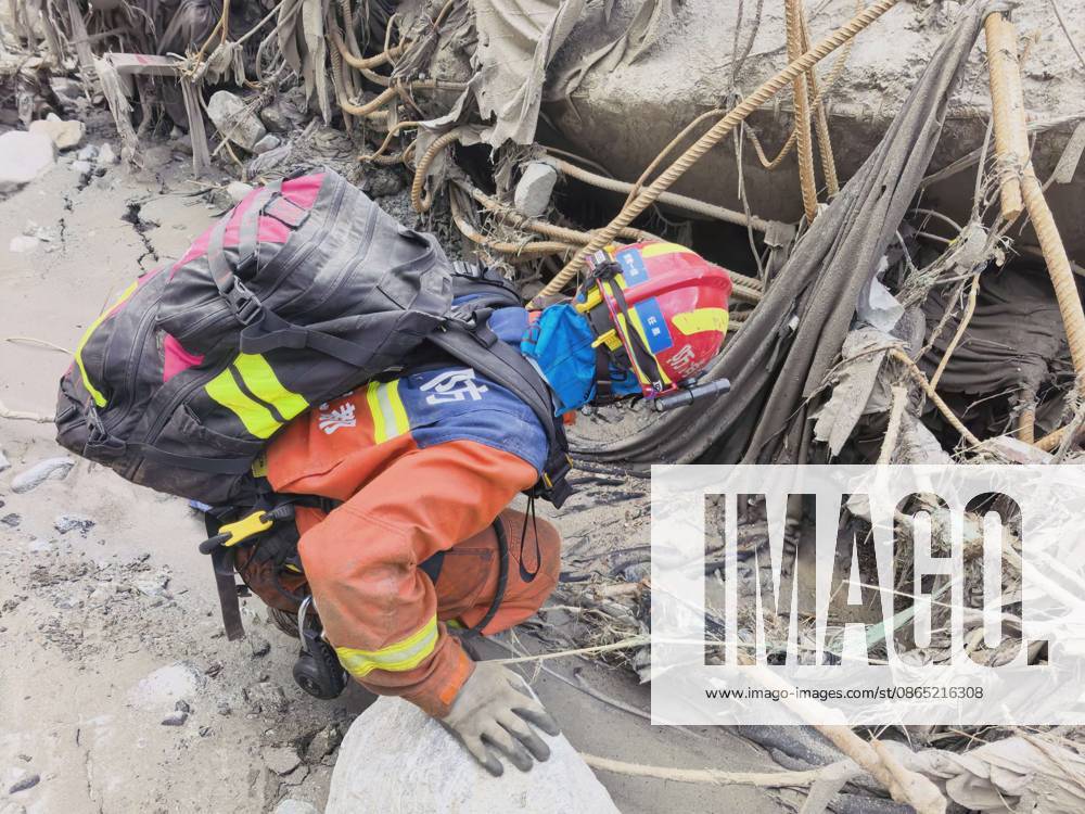 (260829) -- GYIRONG, Aug. 29, 2026 -- A rescuer carries out search and rescue operations at the mudslide-hit area in Gyirong County, southwest China s Xizang Autonomous Region, Aug. 29, 2026. A fast-moving chain mudslide, triggered by a high-altitude glacier collapse on the Nepalese side, has caused heavy casualties and left many missing at a port on the China-Nepal border in southwest China s Xizang Autonomous Region. Rescuers immediately launched an all-out effort to reach the mudslide-hit port and search for the missing. (Photo by Xinhua) (SpotNews) CHINA-XIZANG-GYIRONG-MUDSLIDE-RESCUE (CN) ZhengxLijun