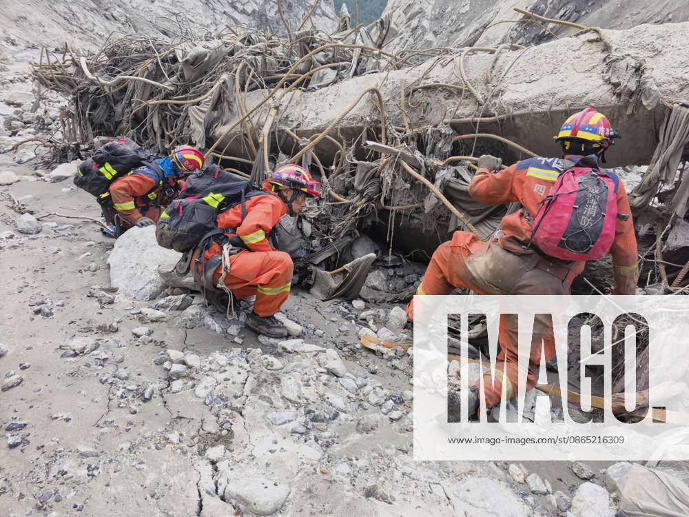 (260829) -- GYIRONG, Aug. 29, 2026 -- Rescuers carry out search and rescue operations at the mudslide-hit area in Gyirong County, southwest China s Xizang Autonomous Region, Aug. 29, 2026. A fast-moving chain mudslide, triggered by a high-altitude glacier collapse on the Nepalese side, has caused heavy casualties and left many missing at a port on the China-Nepal border in southwest China s Xizang Autonomous Region. Rescuers immediately launched an all-out effort to reach the mudslide-hit port and search for the missing. (Photo by Xinhua) (SpotNews) CHINA-XIZANG-GYIRONG-MUDSLIDE-RESCUE (CN) ZhengxLijun