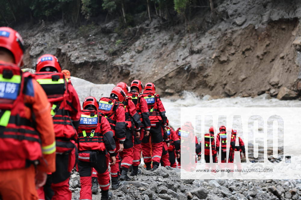 (260829) -- GYIRONG, Aug. 29, 2026 -- This photo shows search and rescue operations underway at the mudslide-hit area in Gyirong County, southwest China s Xizang Autonomous Region, on Aug. 29, 2026. A fast-moving chain mudslide, triggered by a high-altitude glacier collapse on the Nepalese side, has caused heavy casualties and left many missing at a port on the China-Nepal border in southwest China s Xizang Autonomous Region. Rescuers immediately launched an all-out effort to reach the mudslide-hit port and search for the missing. ) (SpotNews) CHINA-XIZANG-GYIRONG-MUDSLIDE-RESCUE (CN) JiangxFan