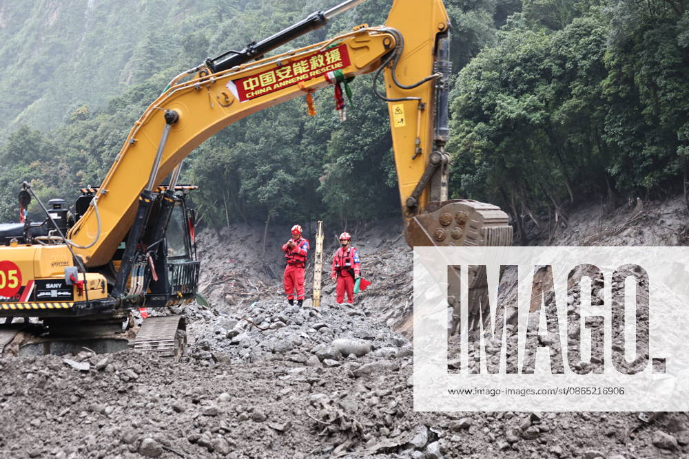 (260829) -- GYIRONG, Aug. 29, 2026 -- This photo shows search and rescue operations underway at the mudslide-hit area in Gyirong County, southwest China s Xizang Autonomous Region, on Aug. 29, 2026. A fast-moving chain mudslide, triggered by a high-altitude glacier collapse on the Nepalese side, has caused heavy casualties and left many missing at a port on the China-Nepal border in southwest China s Xizang Autonomous Region. Rescuers immediately launched an all-out effort to reach the mudslide-hit port and search for the missing. ) (SpotNews) CHINA-XIZANG-GYIRONG-MUDSLIDE-RESCUE (CN) JiangxFan