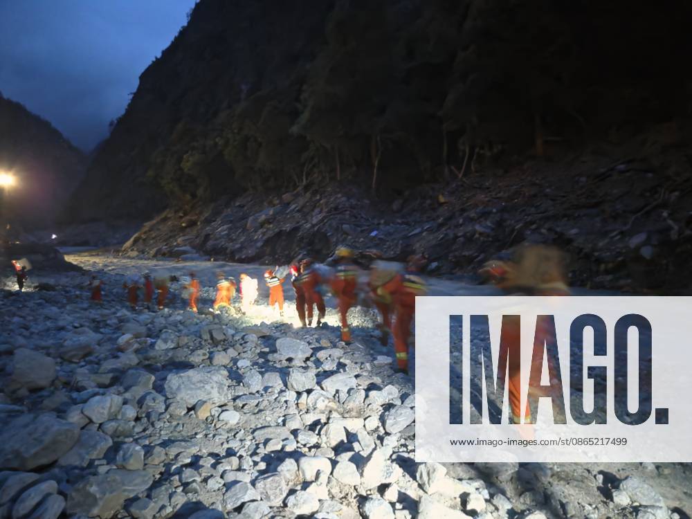 (260829) -- GYIRONG, Aug. 29, 2026 -- Rescuers carry emergency rescue supplies in southwest China s Xizang Autonomous Region, on Aug. 29, 2026. More than 90 sets of emergency rescue supplies were delivered by heavy-lift drones early Saturday morning to rescue teams heading for the mudslide-hit Gyirong Port in Xizang. (Xizang Fire and Rescue Corps Handout via Xinhua) (SpotNews) CHINA-XIZANG-GYIRONG-MUDSLIDE-DRONE-SUPPLIES-DELIVERY (CN) JiangxFan