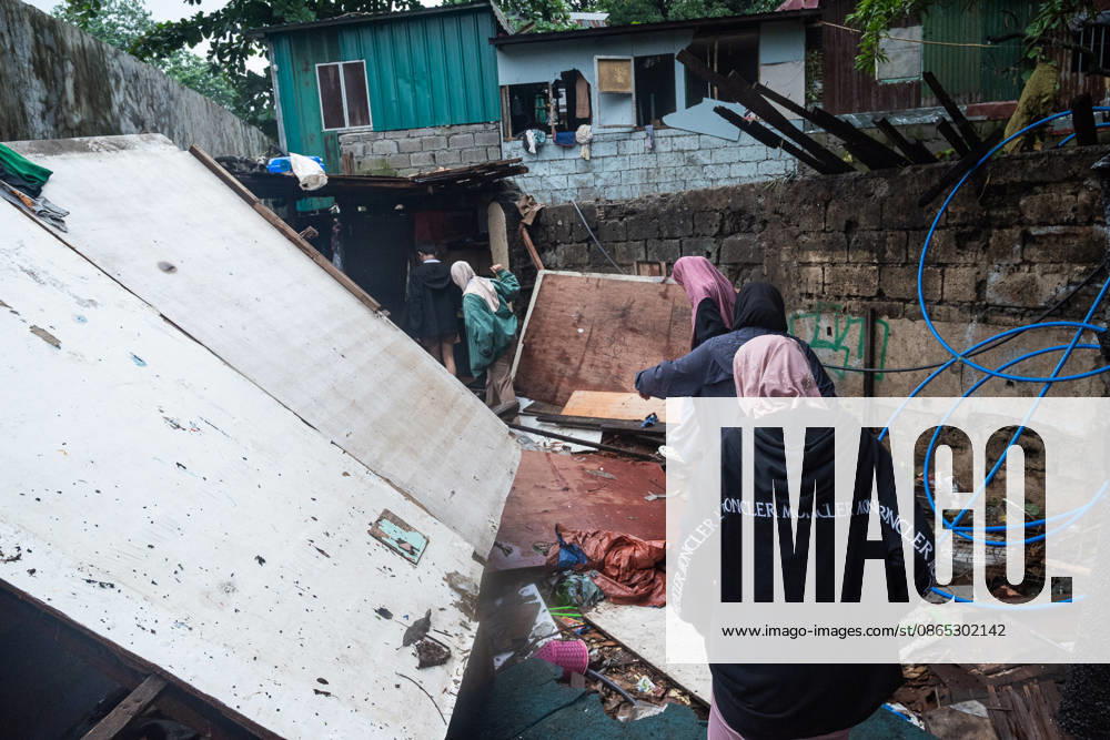 On August 29, 2026, heavy monsoon rains caused the La Mesa Dam and the Tullahan river to overflow, flooding nearby low lying areas with water that reached up to over three-storeys. Local government units and barangay volunteers aided the residents as they evacuated to the North Fairview High School where they are accommodated by volunteers and members of the Sangguniang Kabataan. Quezon City Philippines - ZUMAy102 20260830_zip_y102_004