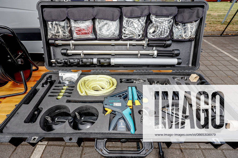 75 Years of the Federal Police: Community Festival Hosted by the Federal Police Headquarters in Hanover; Federal Police Bomb Disposal Unit in Hanover; Hook and Rope Set; Suitcase; Hanover Federal Police Headquarters, Lower Saxony, Hanover Region, Germany