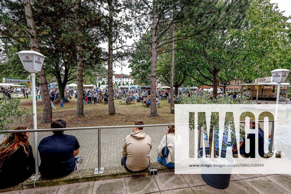 75th Anniversary of the Federal Police: Community Festival Hosted by the Federal Police Headquarters in Hanover; Visitors Take a Break at the Exhibition Grounds; Hanover Federal Police Headquarters, Lower Saxony, Hanover Region, Germany