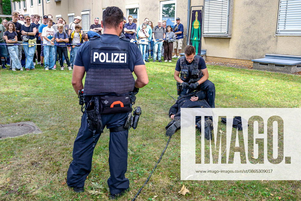 75 Years of the Federal Police: Public Celebration Hosted by the Federal Police Headquarters in Hanover The Taser has been in use by Hanover Federal Police patrols since