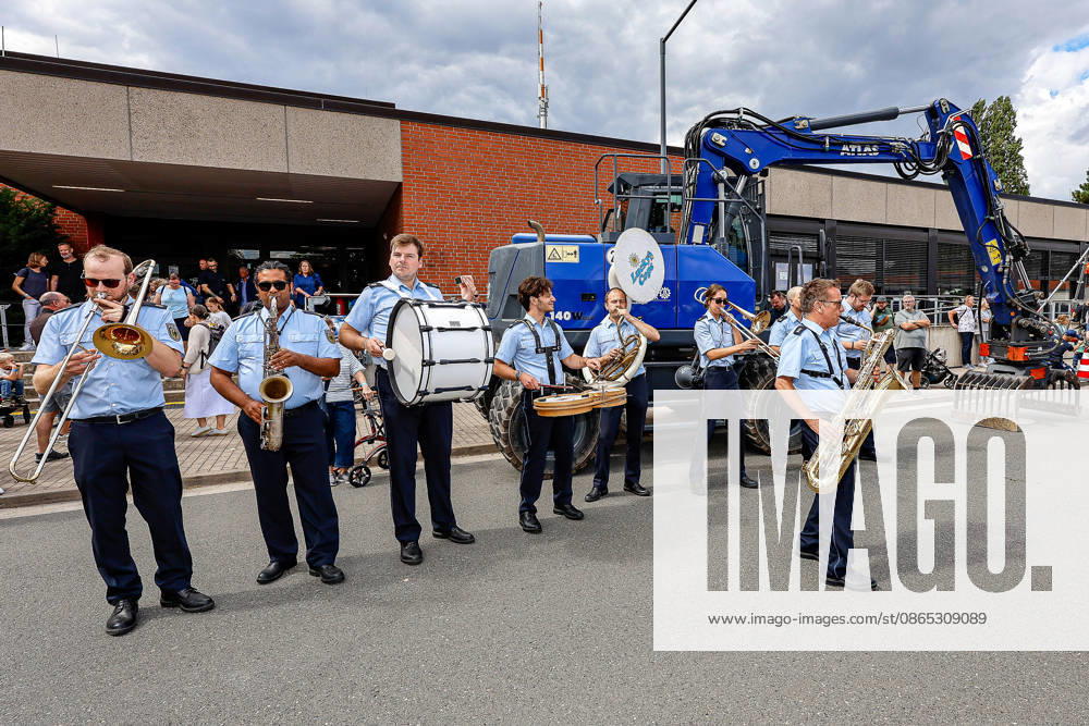 75th Anniversary of the Federal Police: Community Festival Hosted by the Federal Police Headquarters in Hanover; Blaulichtmeile ; The Federal Police Orchestra performs for visitors; Hanover; Federal Police Headquarters in Hanover, Lower Saxony, Hanover Region, Germany