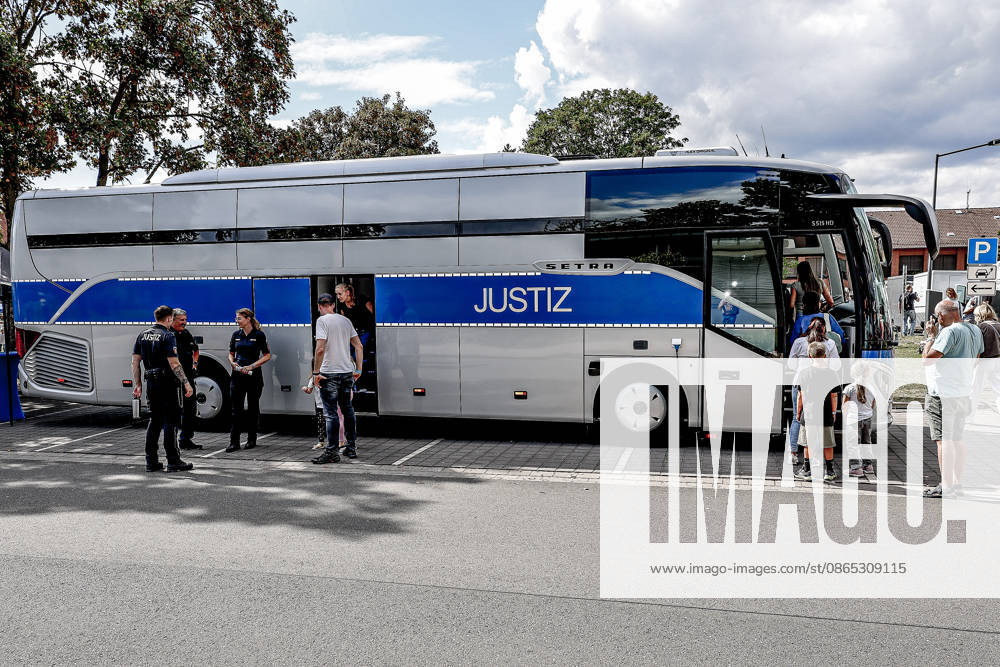 75 Years of the Federal Police: Community Festival Hosted by the Federal Police Headquarters in Hanover Prisoner transport bus from the Hanover Correctional Facility (JVA Hanover) Cells for 27 inmates Transfer of prisoners between the Hanover Correctional Facility and the Federal Police Headquarters in Hanover, Lower Saxony, Hanover Region, Germany