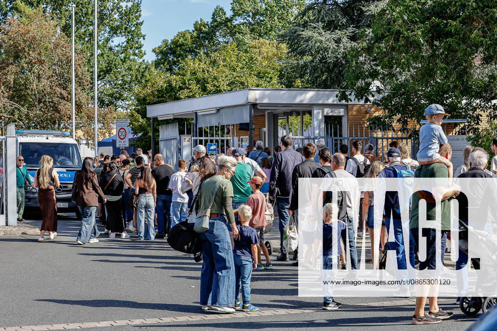 75 Years of the Federal Police: Community Festival at the Hanover Federal Police Headquarters; Crowds at the Main Entrance; Hanover Federal Police Headquarters, Lower Saxony, Hanover Region, Germany